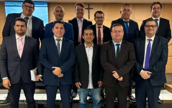 Câmara Municipal recebe professor José Sandro, autor de obra histórica sobre Arapiraca